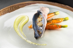 Truite arc en ciel, cuisson au bleu, accompagnee de beurre frais fondu, carottes a l'oseille, sauce mousseline